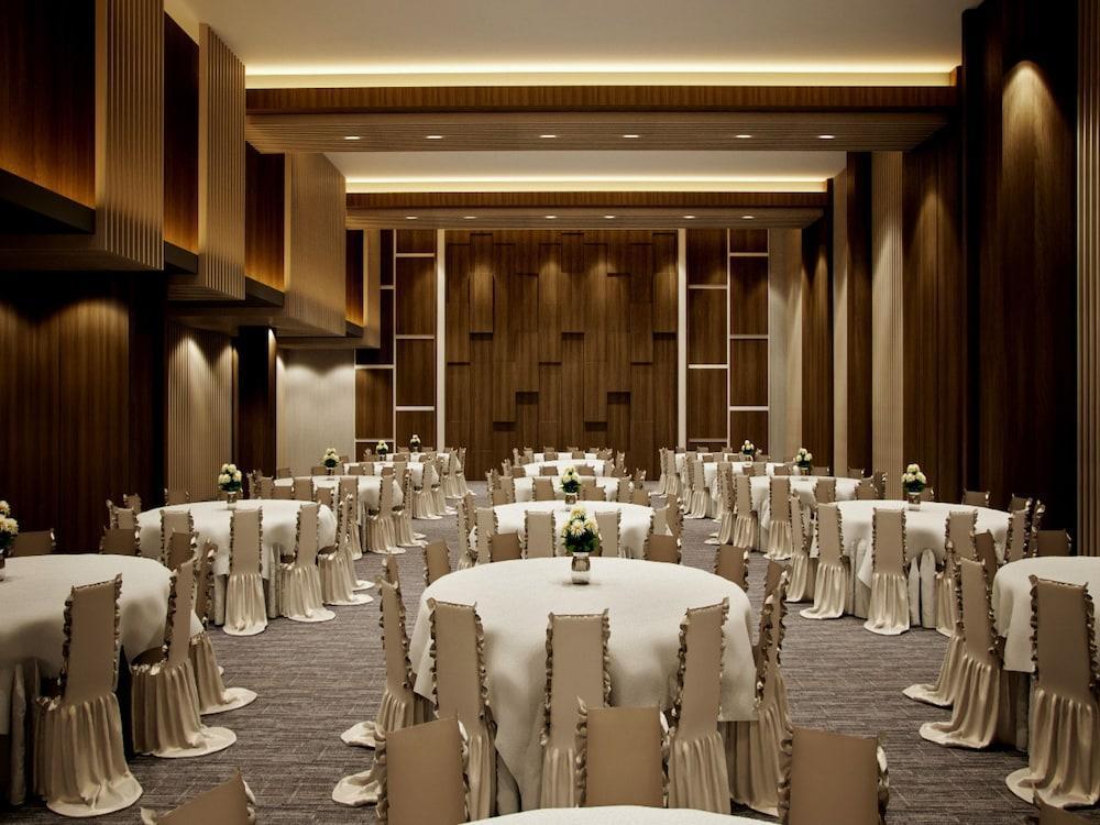 Aston & Conference Center 3*